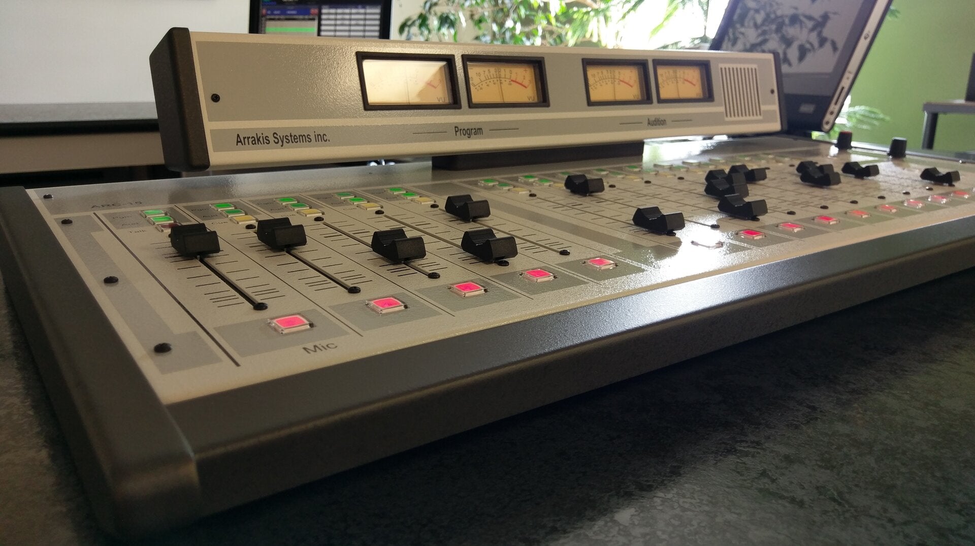 Arrakis ARC-15BP 15 Channel Balanced Console w/ Bluetooth & USB